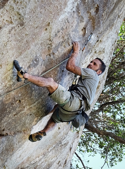 Climbing Tour Sicilia, Massimo Malpezzi - Arrampicata Sicilia: Dario di Gabriele prova la sua nuova creatura al settore sx della falesia di Caltavuturo, un probabile 8c abbondante