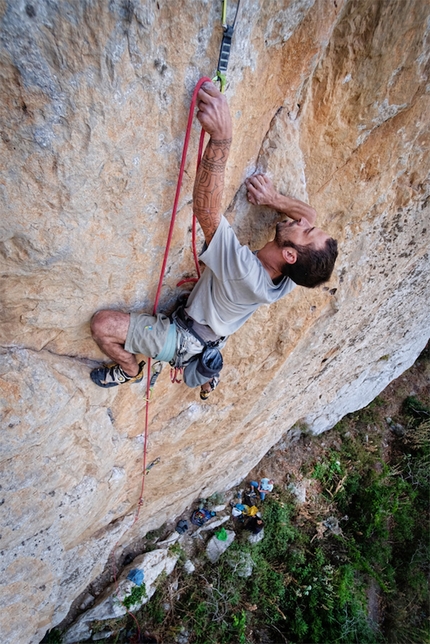 Climbing Tour Sicilia, Massimo Malpezzi - Arrampicata Sicilia: Dario di Gabriele moschettona rilassato un solido... a Caltavuturo