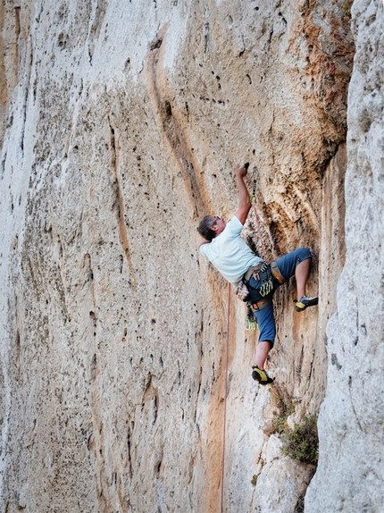 Climbing Tour Sicilia, Massimo Malpezzi - Arrampicata Sicilia: Paolo Spinnato affronta lo strapiombo a buchi nel settore centrale di Caltavuturo, un bellissimo 7° di resistenza