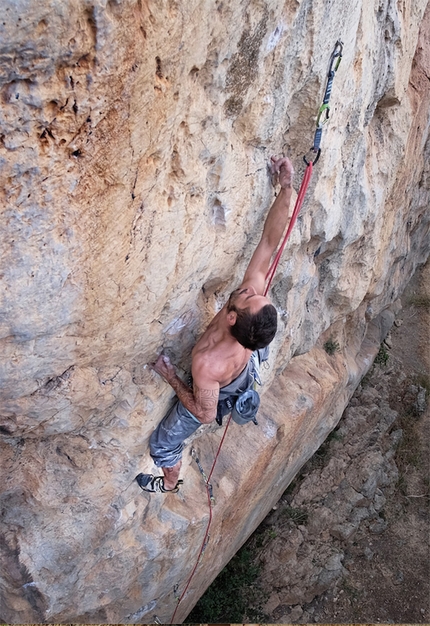 Climbing Tour Sicilia, Massimo Malpezzi - Arrampicata Sicilia: Dario di Gabriele a Collesano inizia la sequenza esplosiva su una serie di mono di mignolo, 8b