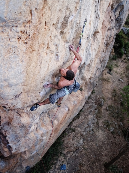 Climbing Tour Sicilia, Massimo Malpezzi - Arrampicata Sicilia: Dario di Gabriele a Collesano ne crux del tiro di 8b