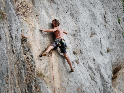 Climbing Tour Sicilia, Massimo Malpezzi - Arrampicata Sicilia: Jonathan Bonaventura sulle delicatissime placche del lungo tiro di 38 metri a Collesano, 7c
