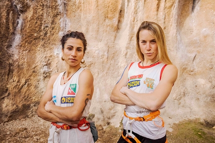 Ferentillo, Petzl Legend Tour Italia  - Wafaa Amer e Federica Mingolla con le canotte di Sport Roccia ’86 (Bardonecchia) alla falesia il Gabbio.