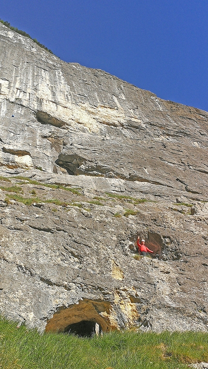 Val Trementina, Paganella, Rolando Larcher, Luca Giupponi - Gate to Fly in Val Trementina (Paganella): la grotta di partenza in comune con Happy Ledge.