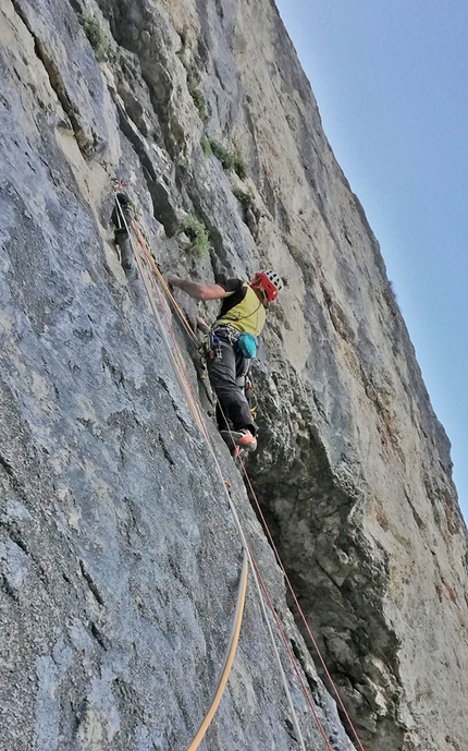 Val Trementina, Paganella, Rolando Larcher, Luca Giupponi - Rolando Larcher in apertura del terzo tiro di Gate to Fly in Val Trementina (Paganella)