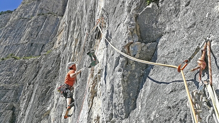 Val Trementina, Paganella, Rolando Larcher, Luca Giupponi - Luca Giupponi in apertura del quarto tiro di Gate to Fly in Val Trementina (Paganella)