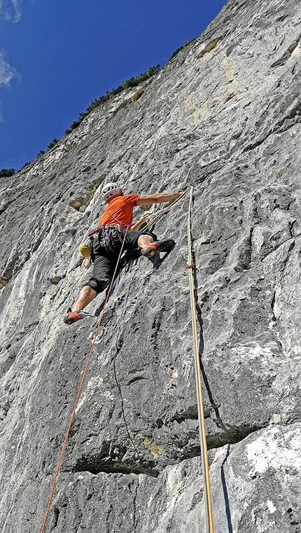 Val Trementina, Paganella, Rolando Larcher, Luca Giupponi - Luca Giupponi in apertura del settimo tiro di Gate to Fly in Val Trementina (Paganella)