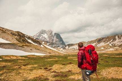 Sentiero Italia CAI, Gian Luca Gasca - Gian Luca Gasca di fronte al Gran Sasso d'Italia