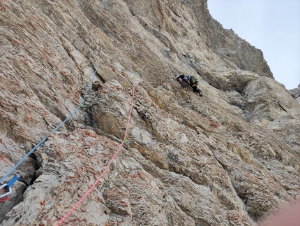 Monte Duranno, Dolomiti d’Oltrepiave, Luca Vallata - Monte Duranno (Dolomiti): Francesco Lorenzi apre il tiro prima del traverso di artificiale