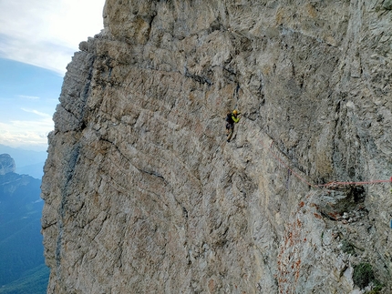 Monte Duranno, Dolomiti d’Oltrepiave, Luca Vallata - Monte Duranno (Dolomiti): Giacomo De Menech sul traverso di artificiale