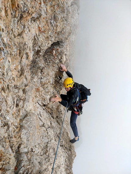 Monte Duranno, Dolomiti d’Oltrepiave, Luca Vallata - Monte Duranno (Dolomiti): Giacomo de Menech sul traverso verso sinistra