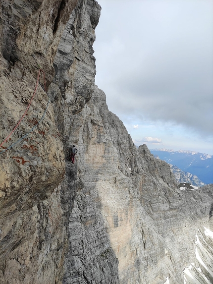 Monte Duranno, Dolomiti d’Oltrepiave, Luca Vallata - Monte Duranno (Dolomiti): in fondo al traverso di artificiale