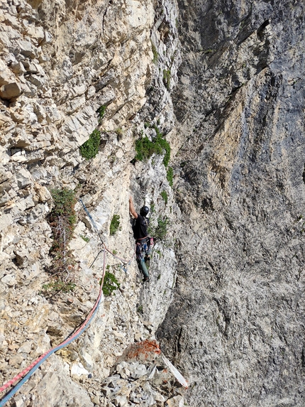 Cima Gea, Dolomiti d’Oltrepiave, Luca Vallata - Cima Gea (Dolomiti): Luca Vallata sul traverso marcio