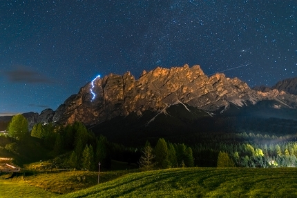 Via Dimai, Punta Fiames, Pomagagnon, Dolomiti - La storica Via Dimai, aperta il 07/07/1901 da Antonio Dimai e Agostino Verzi  alla parete sud della Punta Fiames, illuminata per tutto il mese di agosto 2021