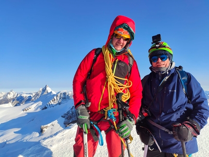 Monte Rosa, Rifugio Quintino Sella - Foto di vetta al Castore con l'istruttore nazionale della Scuola nazionale di alpinismo 'Guido Machetto' Giandario Giolito e il vicepresidente del Cai Biella Andrea Formagnana.