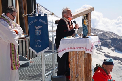 Monte Rosa, Rifugio Quintino Sella - Rifugio Quintino Sella: Don Paolo Boffa, vicario generale della diocesi di Biella e don Ugo Casalegno parroco di Gressoney. Davanti all'altare Luciano Chiappo, presidente del Cai Biella quando venne inaugurato il nuovo rifugio nel 1981. Sull'altare la statua della Madonna d'Oropa donata al rifugio.