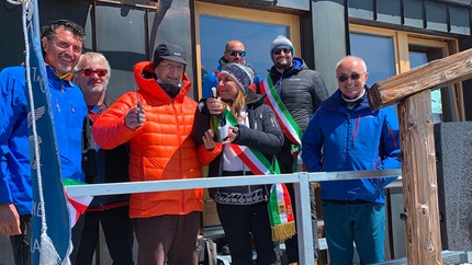 Monte Rosa, Rifugio Quintino Sella - Rifugio Quintino Sella: da sinistra il vice presidente del Cai centrale Antonio Montani, il vice presidente del Cai Gressoney Andrea Vairetto, Maurizio Sella, l'assessore alla montagna di Biella Barbara Greggio, il presidente del Cai Biella Eugenio Zamperone. Dietro i sindaci di Ayas e Gressoney.