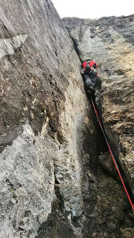 Diedro Tupaie, Monte Fop, Marmolada, Dolomiti, Federico Dell’Antone, Matteo Dagai - Federico Dell’Antone e Matteo Dagai durante la prima salita del Diedro Tupaie sul Monte Fop (gruppo Marmolada, Dolomiti) il 25/07/2021