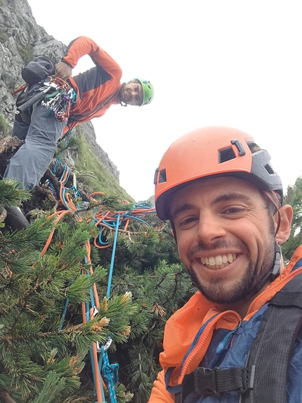 Diedro Tupaie, Monte Fop, Marmolada, Dolomiti, Federico Dell’Antone, Matteo Dagai - Matteo Dagai e Federico Dell’Antone durante la prima salita del Diedro Tupaie sul Monte Fop (gruppo Marmolada, Dolomiti) il 25/07/2021