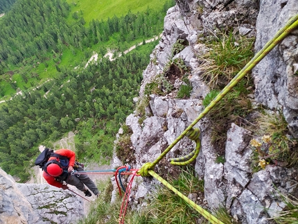 Diedro Tupaie, Monte Fop, Marmolada, Dolomiti, Federico Dell’Antone, Matteo Dagai - Federico Dell’Antone e Matteo Dagai durante la prima salita del Diedro Tupaie sul Monte Fop (gruppo Marmolada, Dolomiti) il 25/07/2021