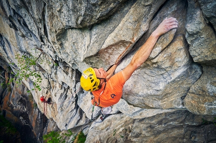 Luca Schiera è Socialmente e Totalmente Inutile in Val Masino