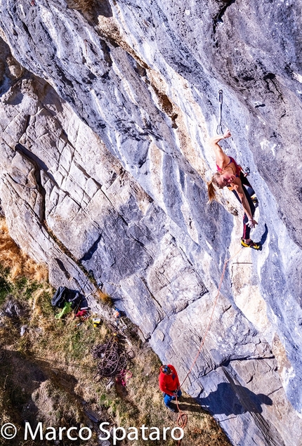 Val Sapin, Courmayeur, Valle d’Aosta - Federica Mingolla in arrampicata in Val Sapin, nella storica falesia La città di Uruk, sopra Courmayeur in Valle d’Aosta