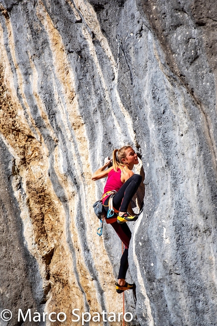 Val Sapin, Courmayeur, Valle d’Aosta - Federica Mingolla in arrampicata in Val Sapin, nella storica falesia La città di Uruk, sopra Courmayeur in Valle d’Aosta