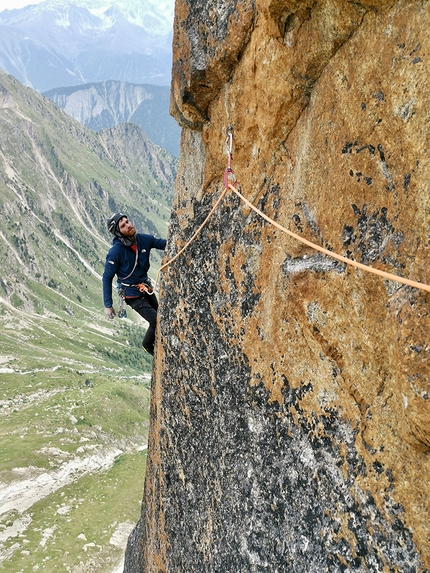 Petit Clocher du Portalet, Histoire sans Fin, Siebe Vanhee, Seb Berthe - Siebe Vanhee climbing Histoire sans Fin on Petit Clocher du Portalet