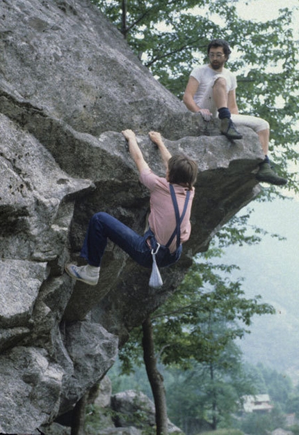 Aspettando il Melloblocco # 3: i sassisti e l'arrampicata sui massi - 1977 circa. Federico Madonna sul 