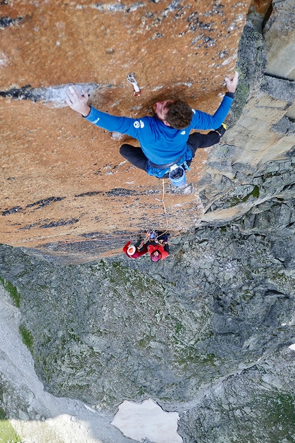 Petit Clocher du Portalet, Histoire sans Fin, Siebe Vanhee, Seb Berthe - Siebe Vanhee climbing Histoire sans Fin on Petit Clocher du Portalet