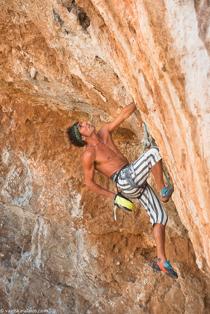 Arrampicare a Kalymnos, Grecia, Pezonda - Kalymnos: Niels Abegglen, uno dei due chiodatori di Pezonda, su Valhalla 7b+.