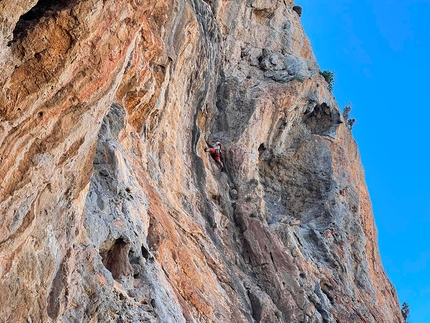 Arrampicare a Kalymnos, Grecia, Pezonda - Kalymnos: Aris Theodoropoulos su Stoned Woman Ext 6b+, sub-sector Valhalla, della falesia Pezonda