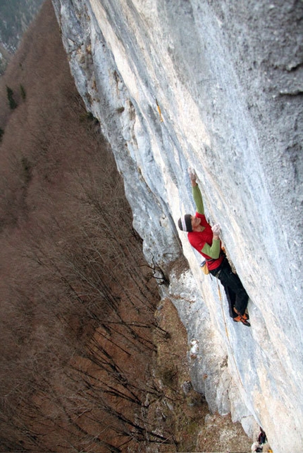 Eroi Fragili - Manolo su Eroi fragili 30m 8c, Val Noana, Pale di San Martino