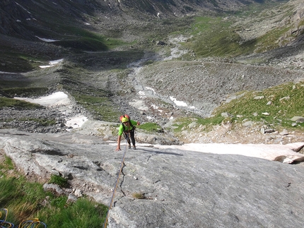 Freccia d’Argento, Val Salarno, Adamello, Leonardo Gheza, Matteo Rivadossi, Vincenzo Valtulini - Vincenzo Valtulini segue su L1 di Freccia d’Argento sul Cornetto di Salarno in Val Salarno (Adamello)