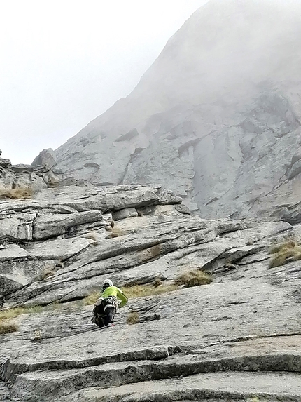 Freccia d’Argento, Val Salarno, Adamello, Leonardo Gheza, Matteo Rivadossi, Vincenzo Valtulini - Matteo Rivadossi in apertura su L2 di Freccia d’Argento sul Cornetto di Salarno in Val Salarno (Adamello)