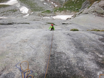 Freccia d’Argento, Val Salarno, Adamello, Leonardo Gheza, Matteo Rivadossi, Vincenzo Valtulini - Vincenzo Valtulini segue su L2 di Freccia d’Argento sul Cornetto di Salarno in Val Salarno (Adamello)