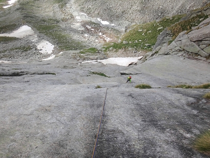 Freccia d’Argento, Val Salarno, Adamello, Leonardo Gheza, Matteo Rivadossi, Vincenzo Valtulini - Vincenzo Valtulini segue su L2 di Freccia d’Argento sul Cornetto di Salarno in Val Salarno (Adamello)