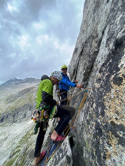 Freccia d’Argento, Val Salarno, Adamello, Leonardo Gheza, Matteo Rivadossi, Vincenzo Valtulini - In sosta su S6 di Freccia d’Argento sul Cornetto di Salarno in Val Salarno (Adamello)