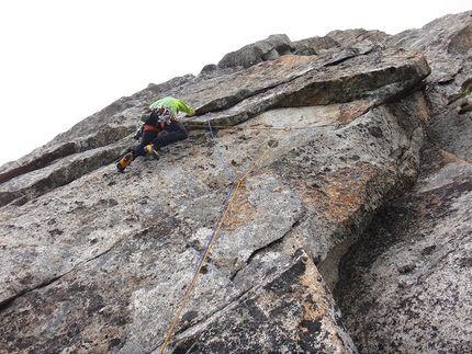 Freccia d’Argento, Val Salarno, Adamello, Leonardo Gheza, Matteo Rivadossi, Vincenzo Valtulini - Leonardo Gheza in apertura su L6 di Freccia d’Argento sul Cornetto di Salarno in Val Salarno (Adamello)