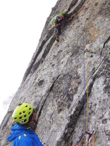 Freccia d’Argento, Val Salarno, Adamello, Leonardo Gheza, Matteo Rivadossi, Vincenzo Valtulini - Leonardo Gheza in apertura su L8 di Freccia d’Argento sul Cornetto di Salarno in Val Salarno (Adamello)
