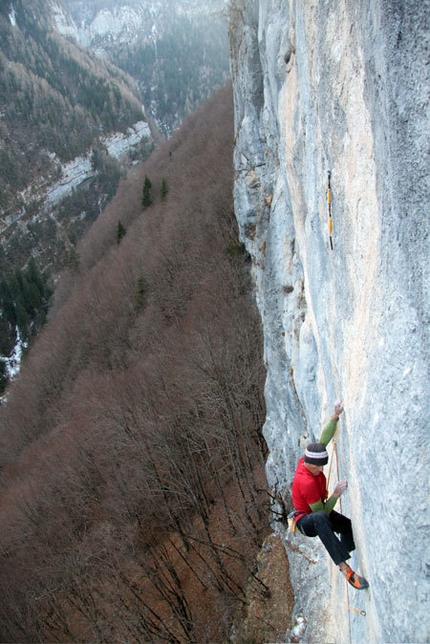 Eroi Fragili - Manolo climbing Eroi fragili 30m 8c, Val Noana, Pale di San Martino, Dolomites