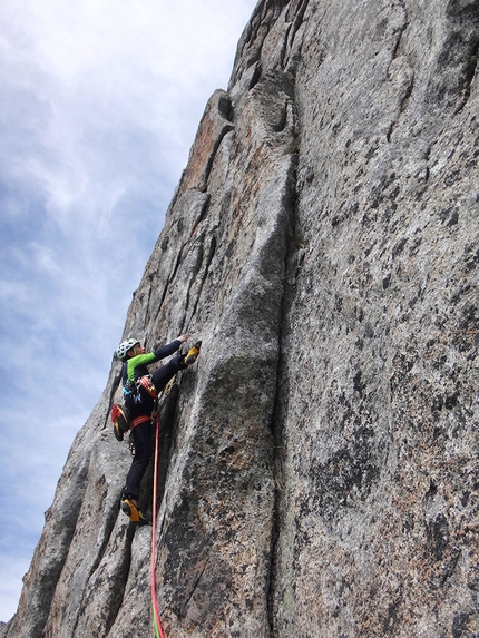 Freccia d’Argento, Val Salarno, Adamello, Leonardo Gheza, Matteo Rivadossi, Vincenzo Valtulini - Leonardo Gheza su L8 di Freccia d’Argento sul Cornetto di Salarno in Val Salarno (Adamello)