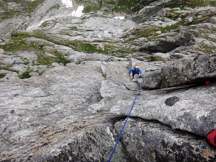 Freccia d’Argento, Val Salarno, Adamello, Leonardo Gheza, Matteo Rivadossi, Vincenzo Valtulini - Vincenzo Valtulini su L8 di Freccia d’Argento sul Cornetto di Salarno in Val Salarno (Adamello)