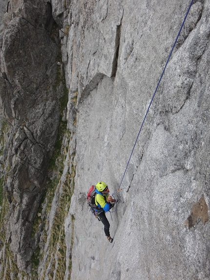 Freccia d’Argento, Val Salarno, Adamello, Leonardo Gheza, Matteo Rivadossi, Vincenzo Valtulini - Vincenzo Valtulini sul passo chiave di L5 di Freccia d’Argento sul Cornetto di Salarno in Val Salarno (Adamello)