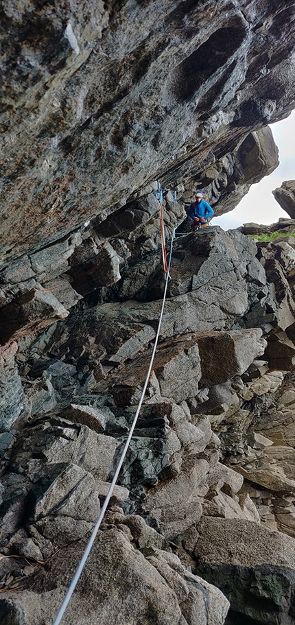 Lofoten, rock climbing, Moskensøya, Storskiva, Ørneeggen, Juho Knuuttila, Misha Mishin - Climbing sea cliffs on the approach to Ørneeggen on the island of Moskensøya, Lofoten