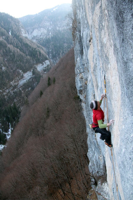 Eroi Fragili - Manolo climbing Eroi fragili 30m 8c, Val Noana, Pale di San Martino, Dolomites