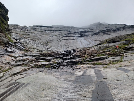 Juho Knuuttila, Misha Mishin climb Storskiva on Lofoten's Moskensøya Island in Norway