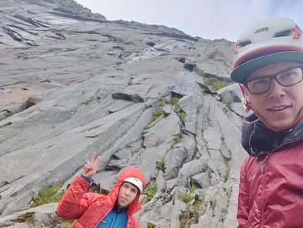 Lofoten, Moskensøya, Storskiva, Ørneeggen, Juho Knuuttila, Misha Mishin - Misha Mishin e Juho Knuuttila durante l'apertura di Ørneeggen sull'isola di Moskensøya alle Lofoten, Norvegia, agosto 2021