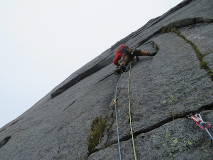 Lofoten, Moskensøya, Storskiva, Ørneeggen, Juho Knuuttila, Misha Mishin - Misha Mishin durante l'apertura di Ørneeggen, parete ovest dello Storskiva sull'isola di Moskensøya nelle Lofoten (Norvegia), agosto 2021
