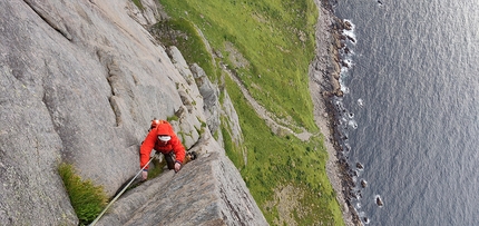 Lofoten, Moskensøya, Storskiva, Ørneeggen, Juho Knuuttila, Misha Mishin - Misha Mishin da secondo su Ørneeggen, parete ovest dello Storskiva sull'isola di Moskensøya nelle Lofoten (Norvegia).